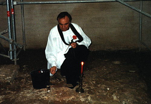 Pater Mennekes mit Rotar's Asche in St. Peter, Köln