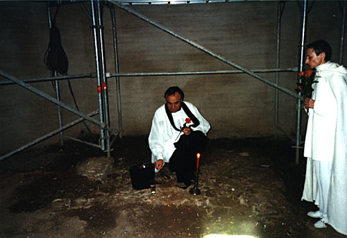 Pater Mennekes mit Rotar's Asche in St. Peter, K&ouml;ln